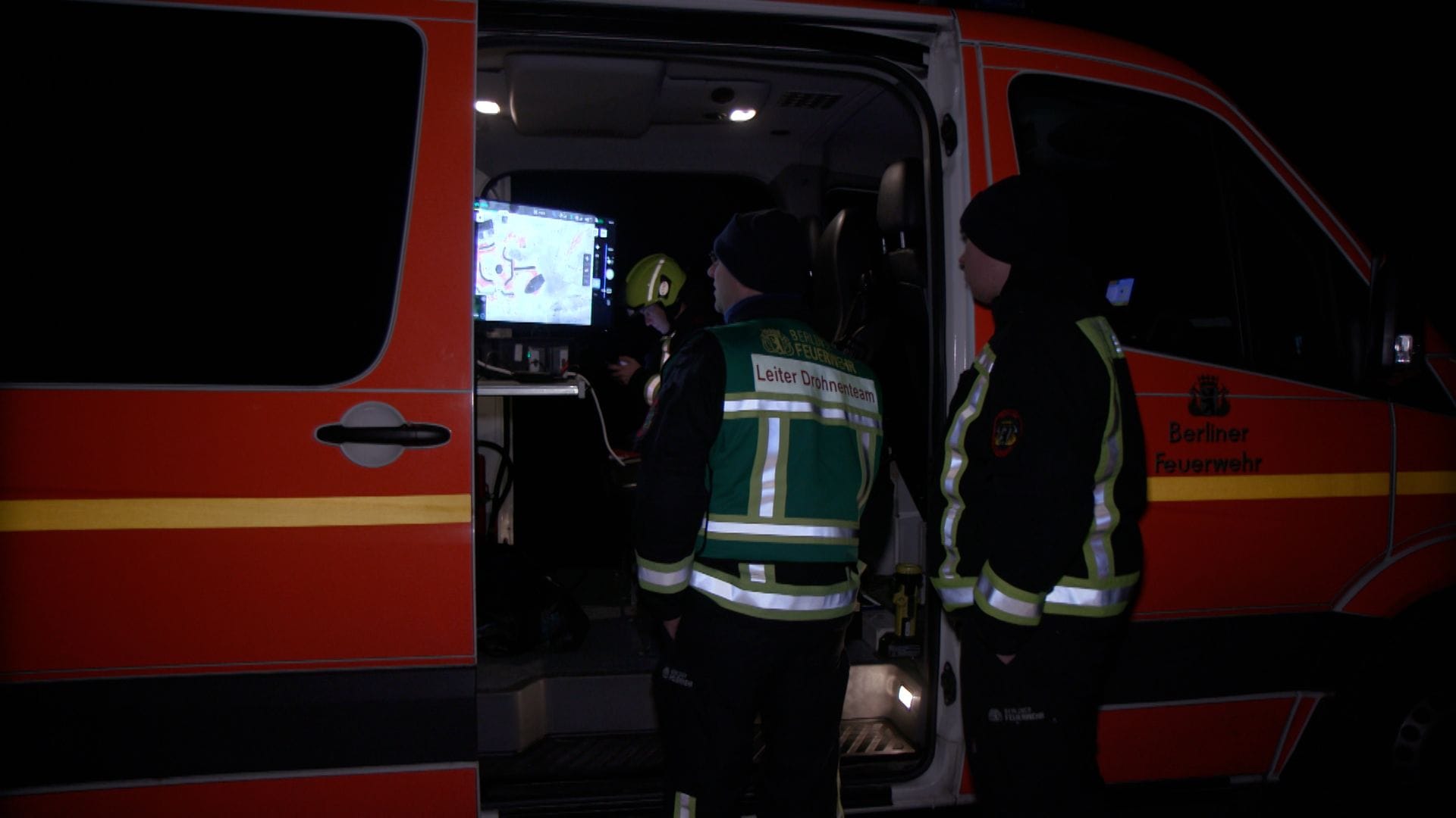 Einsatzkräfte der Feuerwehr werten Drohnenbilder aus: Das Baby muss dringend zurück zur Mutter.