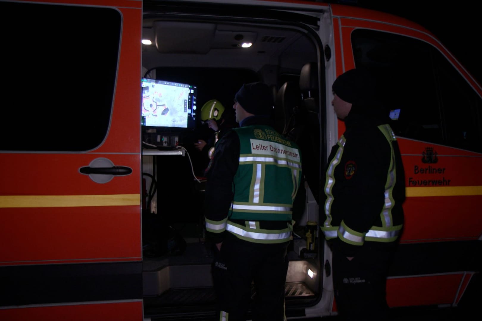 Einsatzkräfte der Feuerwehr werten Drohnenbilder aus: Das Baby muss dringend zurück zur Mutter.