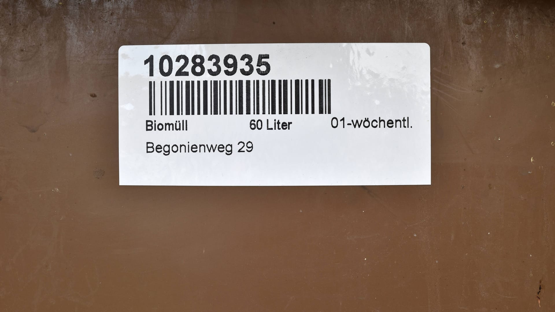 Strichcode: Der Aufkleber ist ein Identsystem auf Abfall- und Wertstoffbehältern.