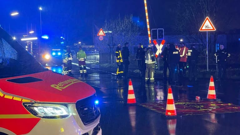Rettungskräfte im Einsatz an der Bahnstrecke: In Recklinghausen sind mehrere Personen von einem Zug erfasst worden.