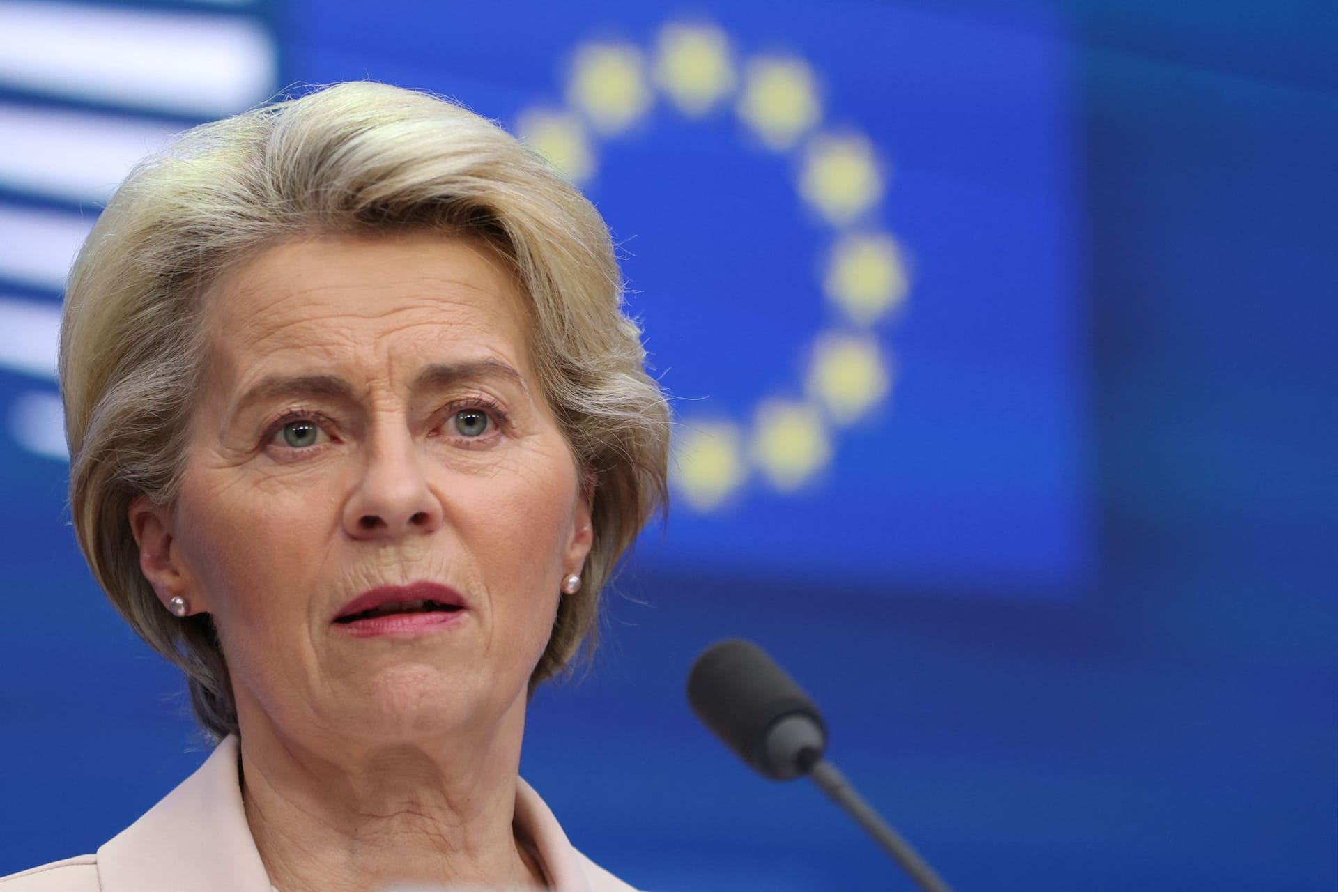 Die Präsidentin der EU-Kommission, Ursula von der Leyen, spricht zum Abschluss des EU-Gipfels in Brüssel.