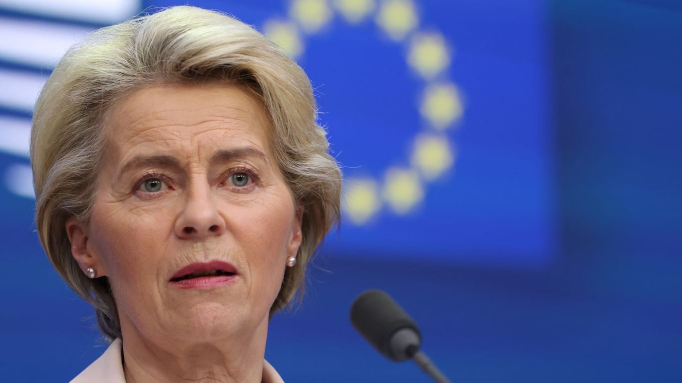 Die Präsidentin der EU-Kommission, Ursula von der Leyen, spricht zum Abschluss des EU-Gipfels in Brüssel.