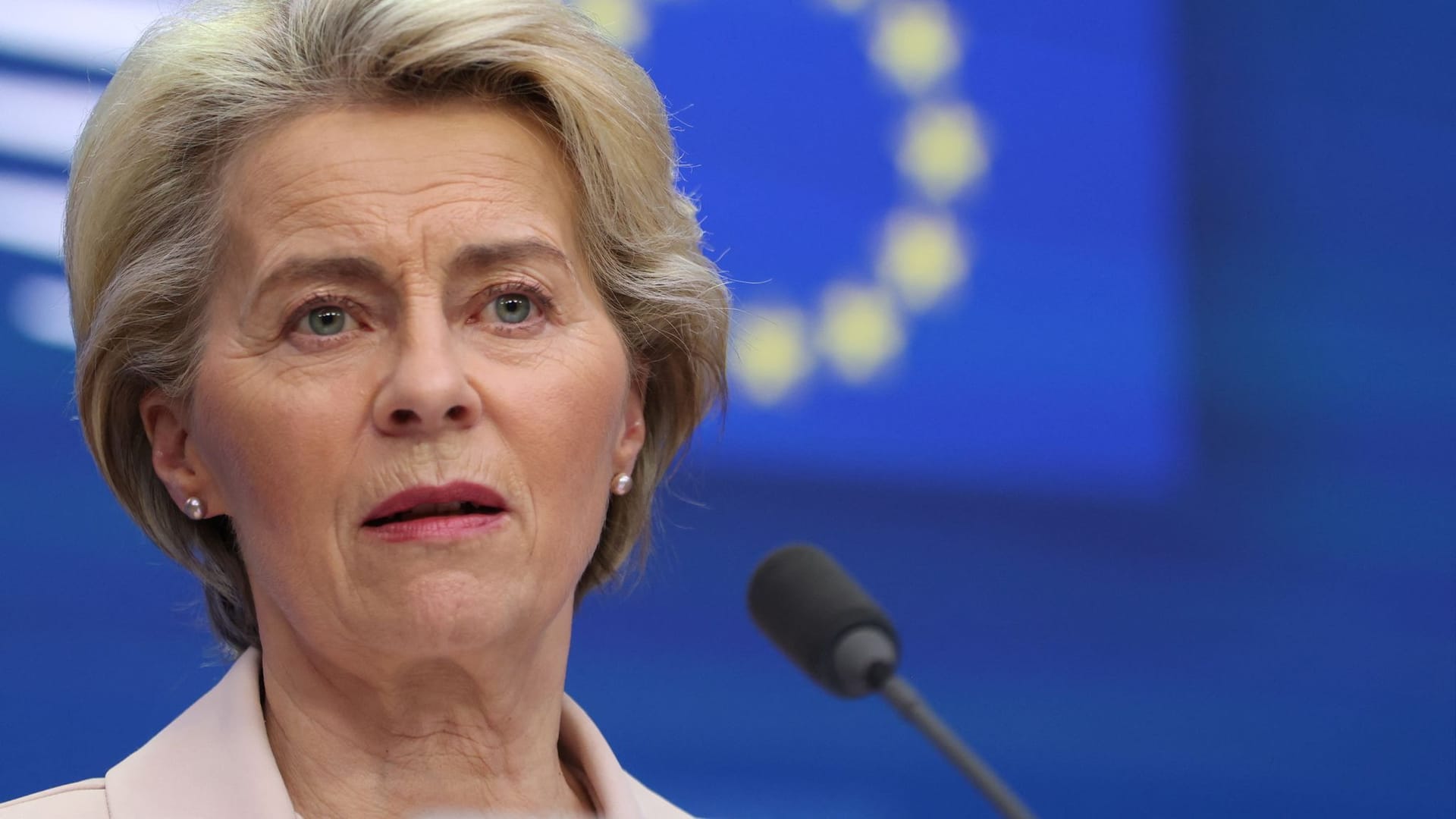 Die Präsidentin der EU-Kommission, Ursula von der Leyen, spricht zum Abschluss des EU-Gipfels in Brüssel.