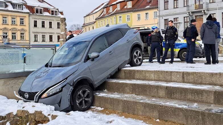 Auf dem Altmarkt in Bischofswerda prallte der 21-jährige Flüchtige schließlich an einen Poller und ein parkendes Auto und fuhr eine Treppe hinunter. Auf dem Altmarkt in Bischofswerda prallte der 21-jährige Flüchtige schließlich an einen Poller und ein parkendes Auto und fuhr eine Treppe hinunter.
