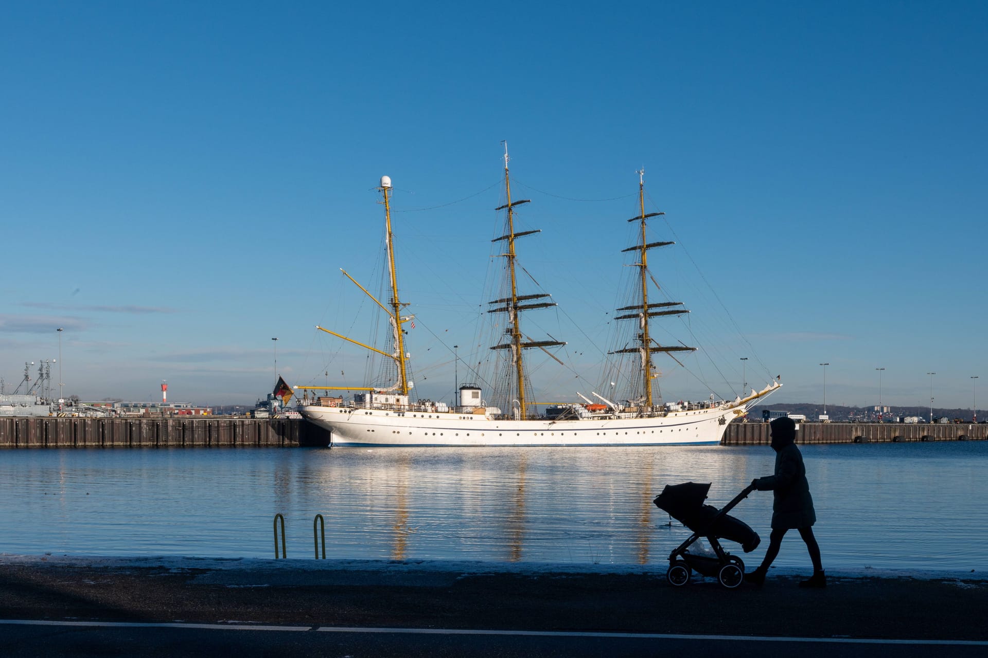 Das Segelschulschiff Gorch Fock in Kiel (Archivfoto): Die Bredo Dockgesellschaft in Bremerhaven hatte vom Bund noch 10,5 Millionen Euro für Arbeit und Material gefordert.