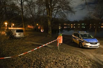 Fahrzeuge der Polizei am Ufer des Weißen Sees in Berlin-Pankow: Hier wurden die Leichen gefunden.