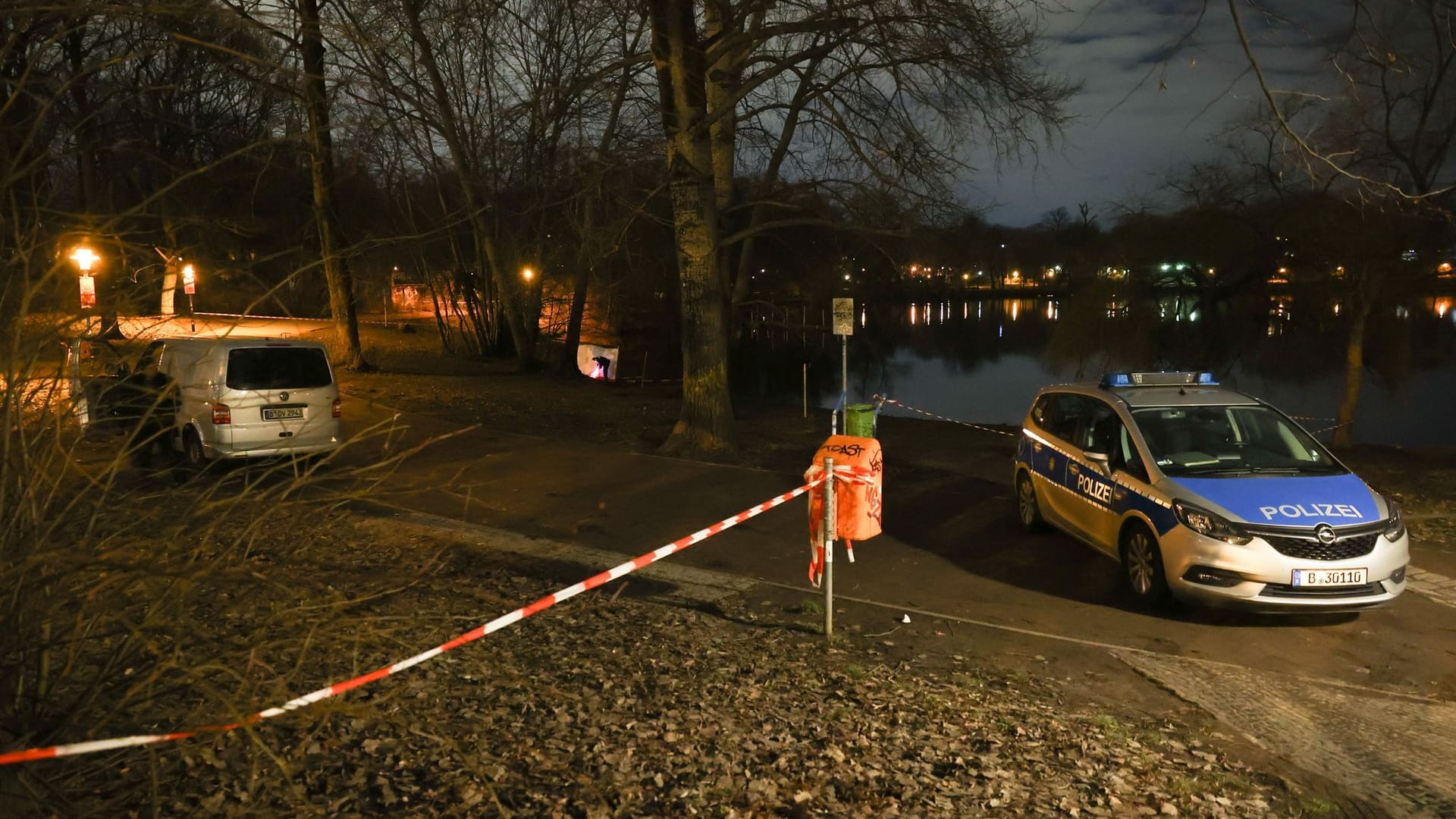 Fahrzeuge der Polizei am Ufer des Weißen Sees in Berlin-Pankow: Hier wurden die Leichen gefunden.