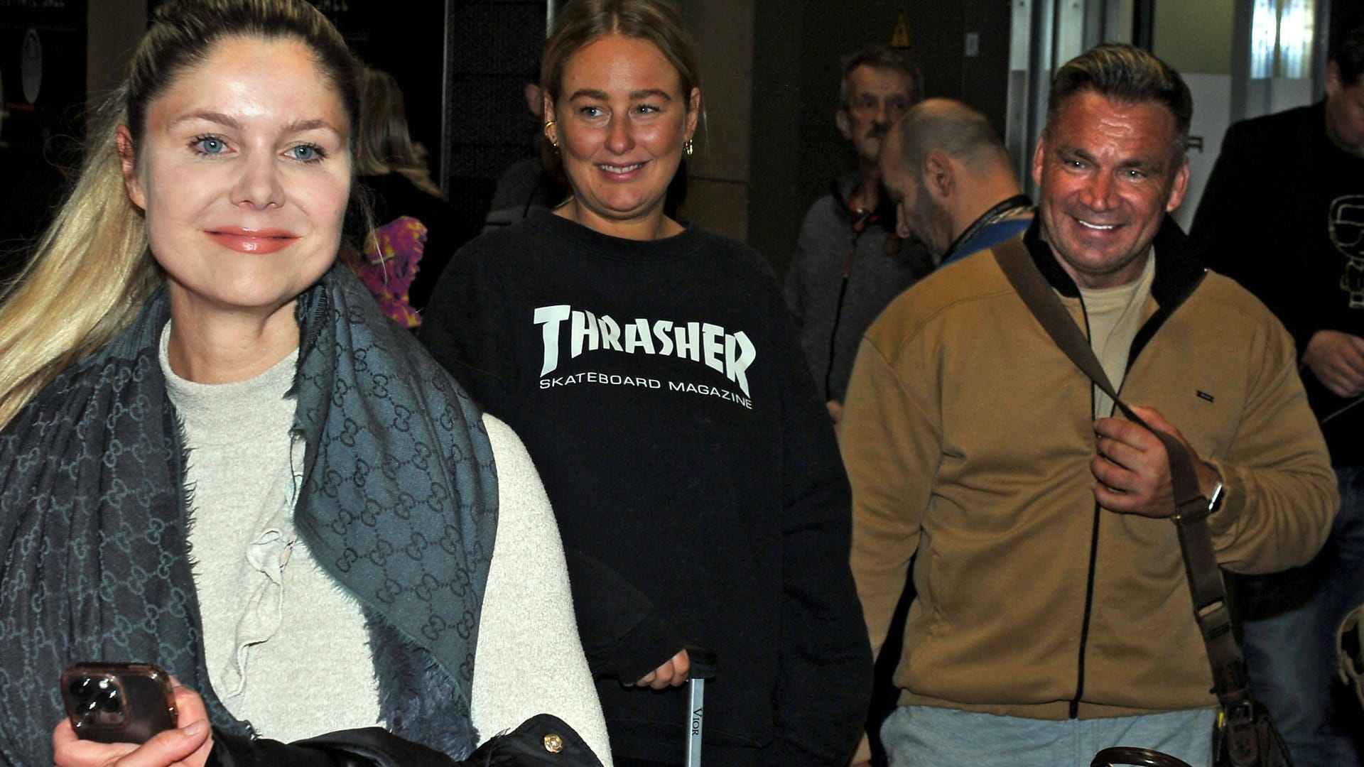 Rückkehr der Dschungelcamper: Yvonne Woelke (l.) strahlt in die Kamera. Peter Klein ist in ihrer Nähe.