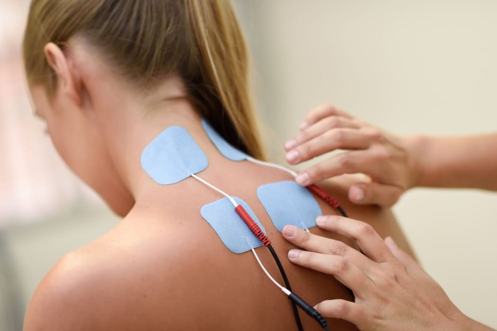 Elektrotherapie: Die Therapieform wird in der physiotherapeutischen Praxis gegen verschiedene Beschwerden eingesetzt.