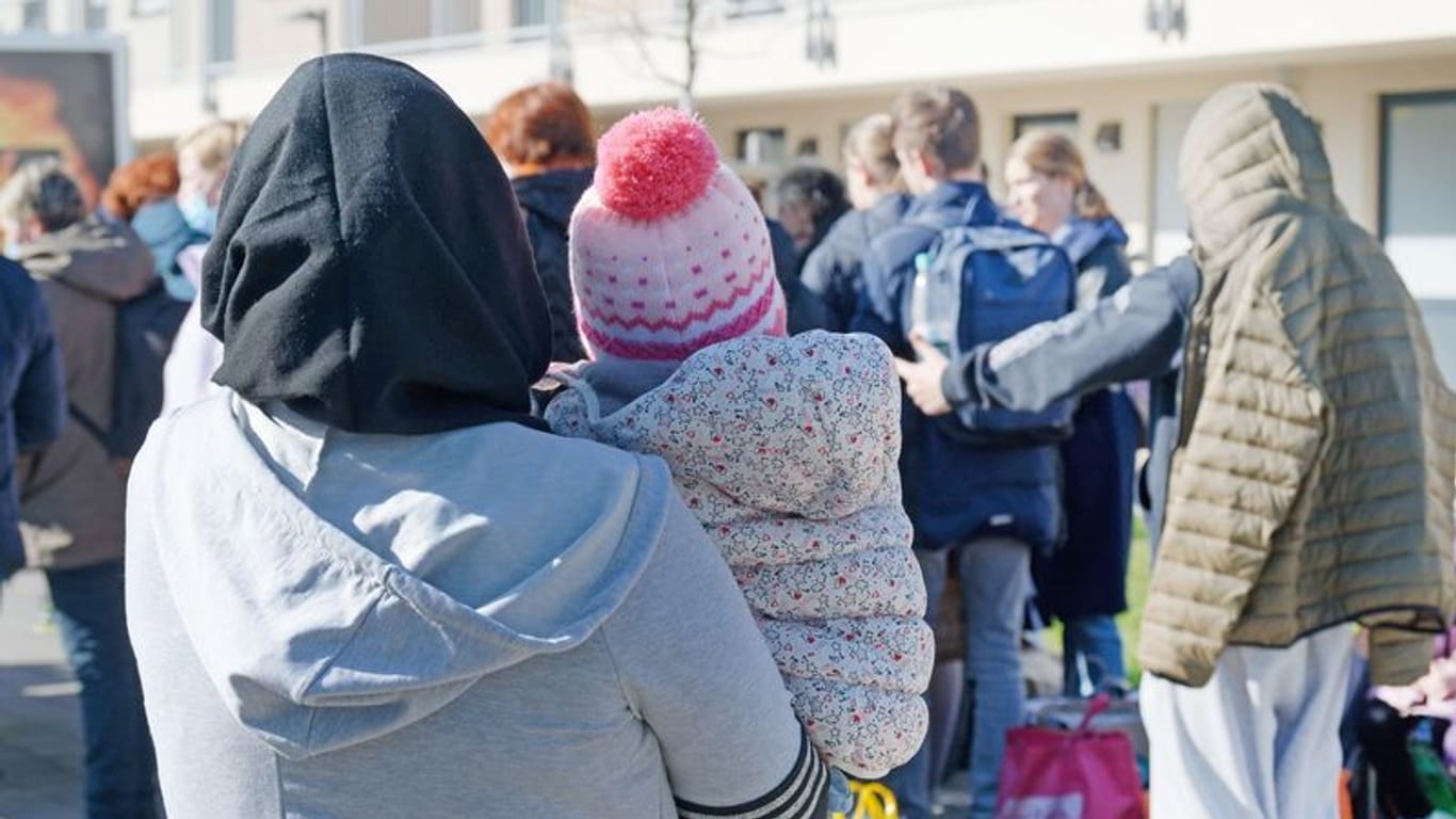 Frau mit Kind auf dem Arm: Viele Geflüchtete aus der Ukraine berichten über Probleme, mit ihrem Geld über die Runden zu kommen.