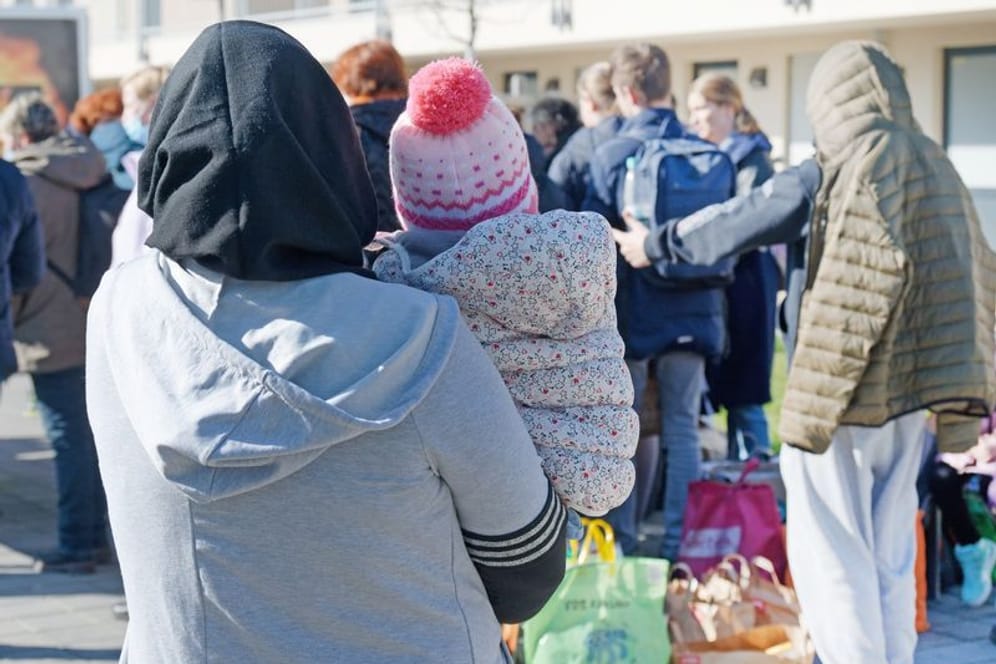 Frau mit Kind auf dem Arm: Viele Geflüchtete aus der Ukraine berichten über Probleme, mit ihrem Geld über die Runden zu kommen.