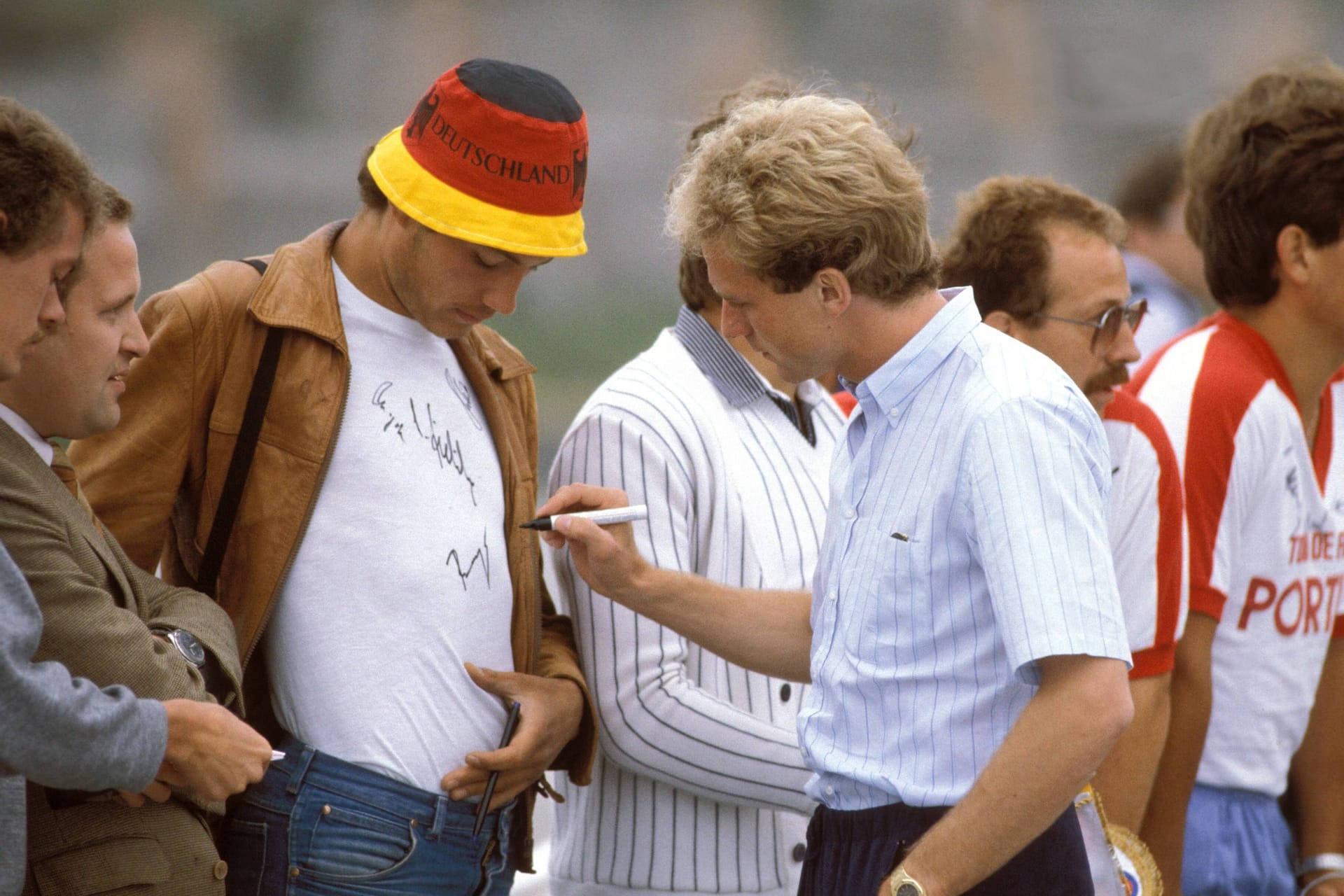 Er begeht keine Straftat: Rummenigge gehört zu seiner aktiven Zeit zu den populärsten deutschen Fußballern. Das damals bekannte englische Popduo Alan & Denise widmet ihm 1982 sogar den Song "Rummenigge, what a man".