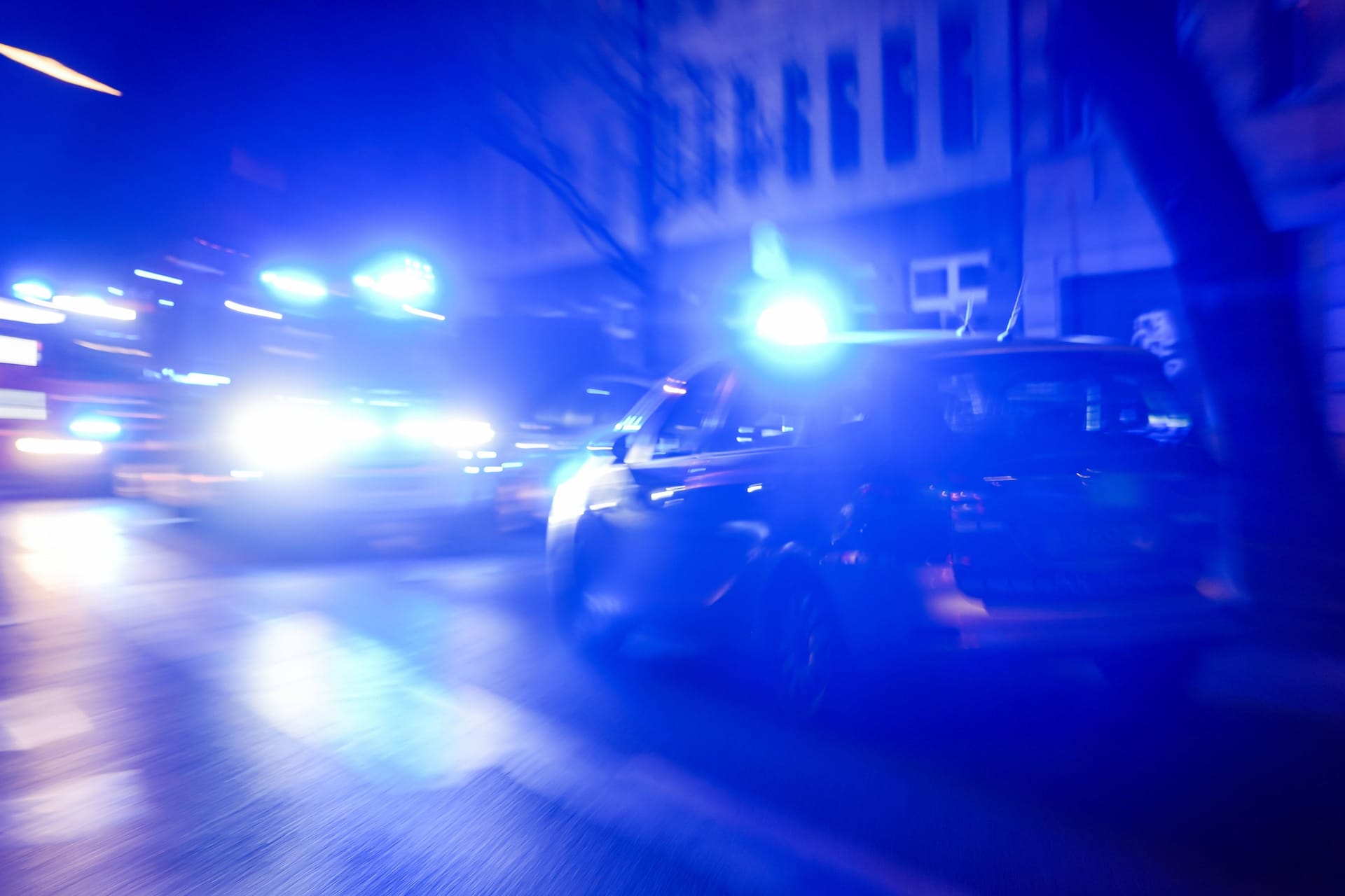 Einsatz der Polizei am Morgen (Symbolbild): In Hildesheim wurden zahlreiche Objekte durchsucht.