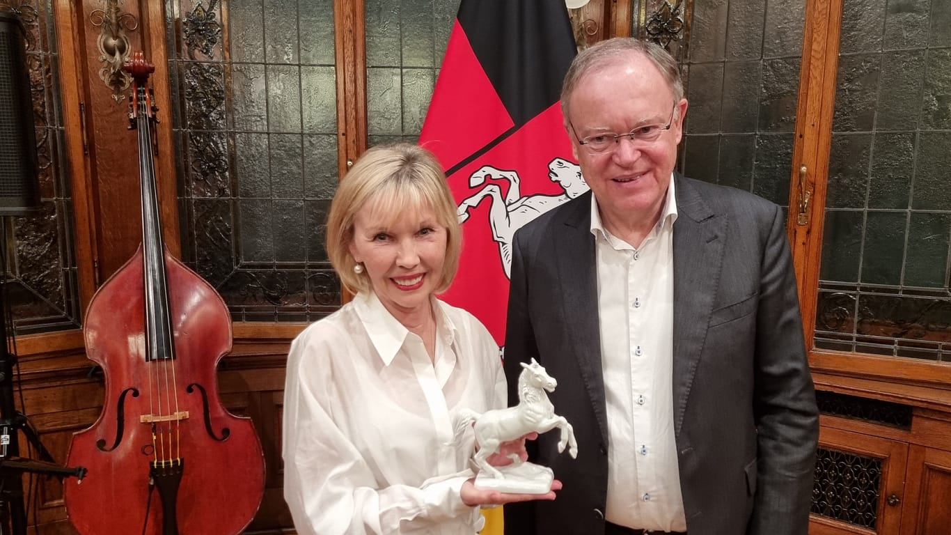 Doris Schröder-Köpf hat ein Niedersachsenross von Ministerpräsident Stephan Weil (SPD) erhalten: Die Migrationsbeauftragte wurde ausgezeichnet.