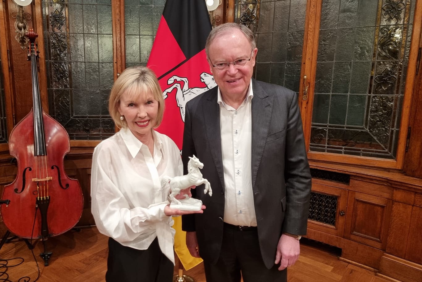 Doris Schröder-Köpf hat ein Niedersachsenross von Ministerpräsident Stephan Weil (SPD) erhalten: Die Migrationsbeauftragte wurde ausgezeichnet.