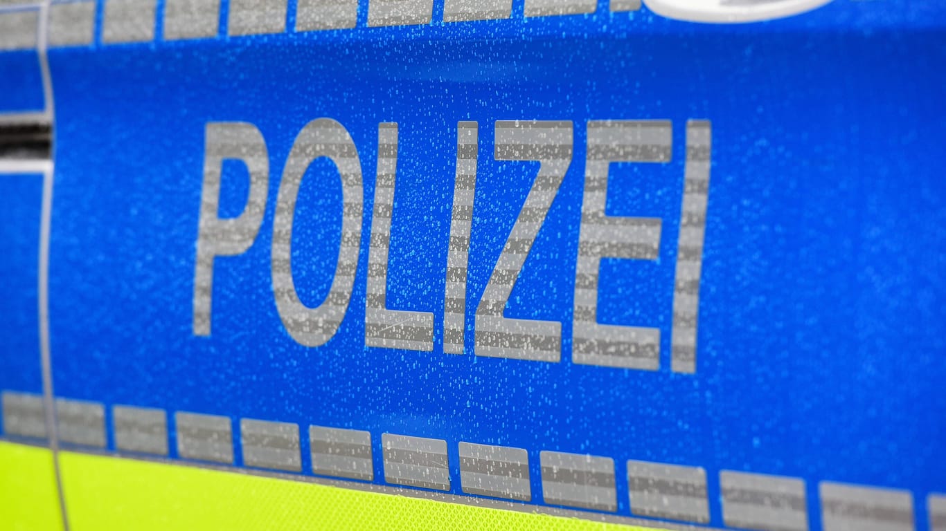 Der Schriftzug auf einem Polizeiauto (Symbolfoto): Ein Vermisster aus Hannover wurde gefunden.