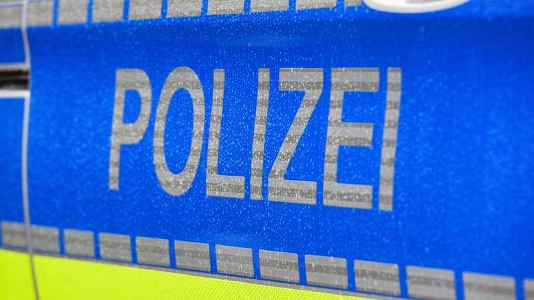 Der Schriftzug auf einem Polizeiauto (Symbolfoto): Ein Vermisster aus Hannover wurde gefunden.