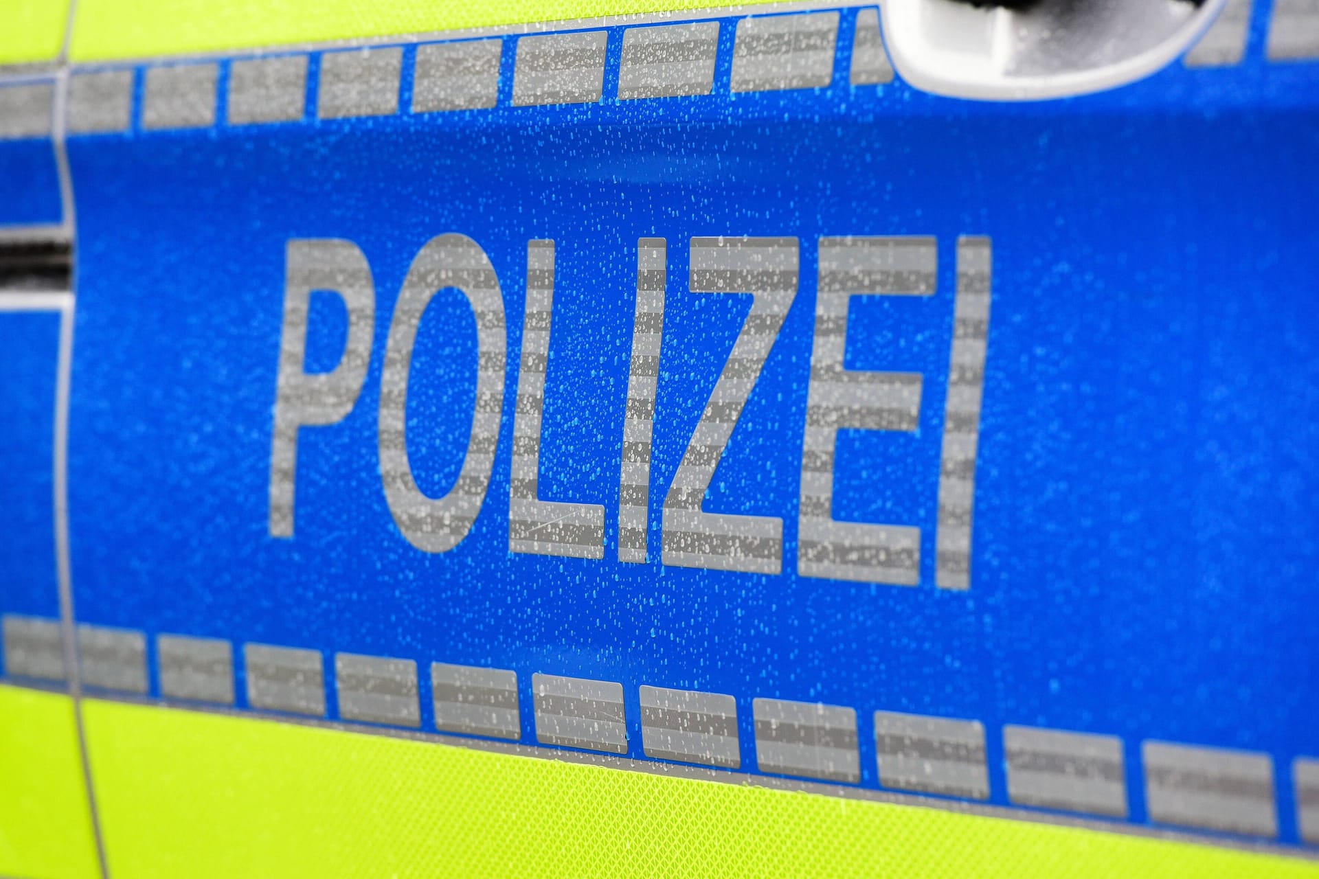 Der Schriftzug auf einem Polizeiauto (Symbolfoto): Ein Vermisster aus Hannover wurde gefunden.