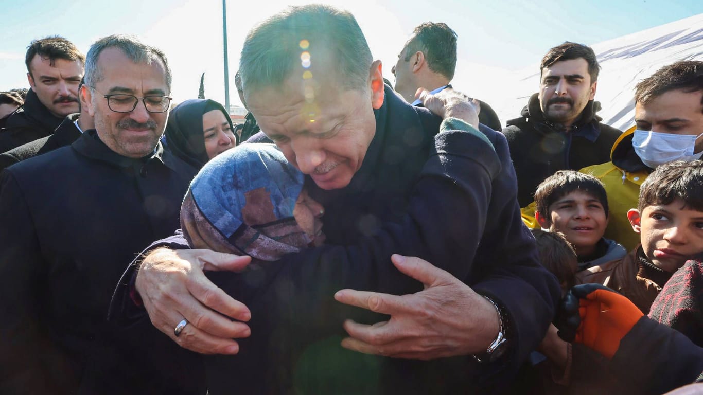 Die Macht der Bilder im Wahlkampf: Erdoğan umarmt Angehörige von Erdbebenopfern im Südosten der Türkei.