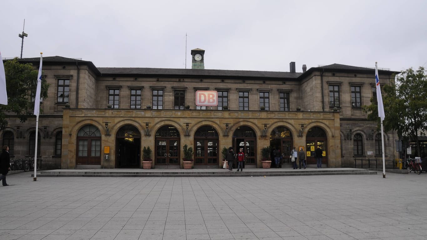 Der Bahnhof in Erlangen (Archivbild): In der Studentenstadt entpuppte sich ein Verunfallter als Dieb.