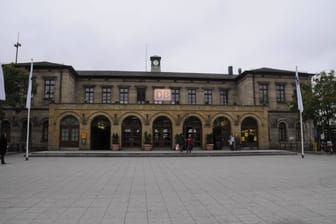 Der Bahnhof in Erlangen (Archivbild): In der Studentenstadt entpuppte sich ein Verunfallter als Dieb.