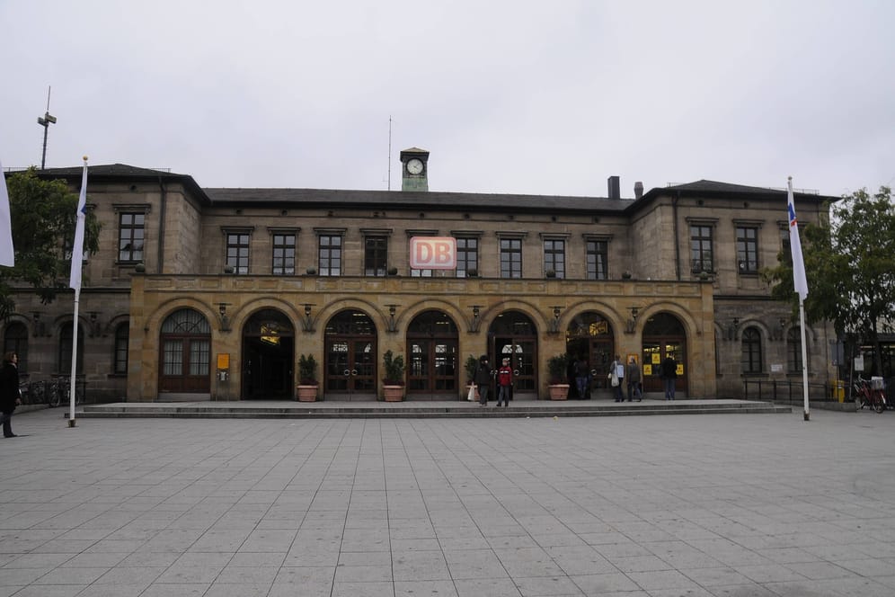 Am Bahnhof Erlangen nahm die Bundespolizei einen 18-Jährigen fest, nachdem dieser in einem Regionalzug für Schrecken sorgte.