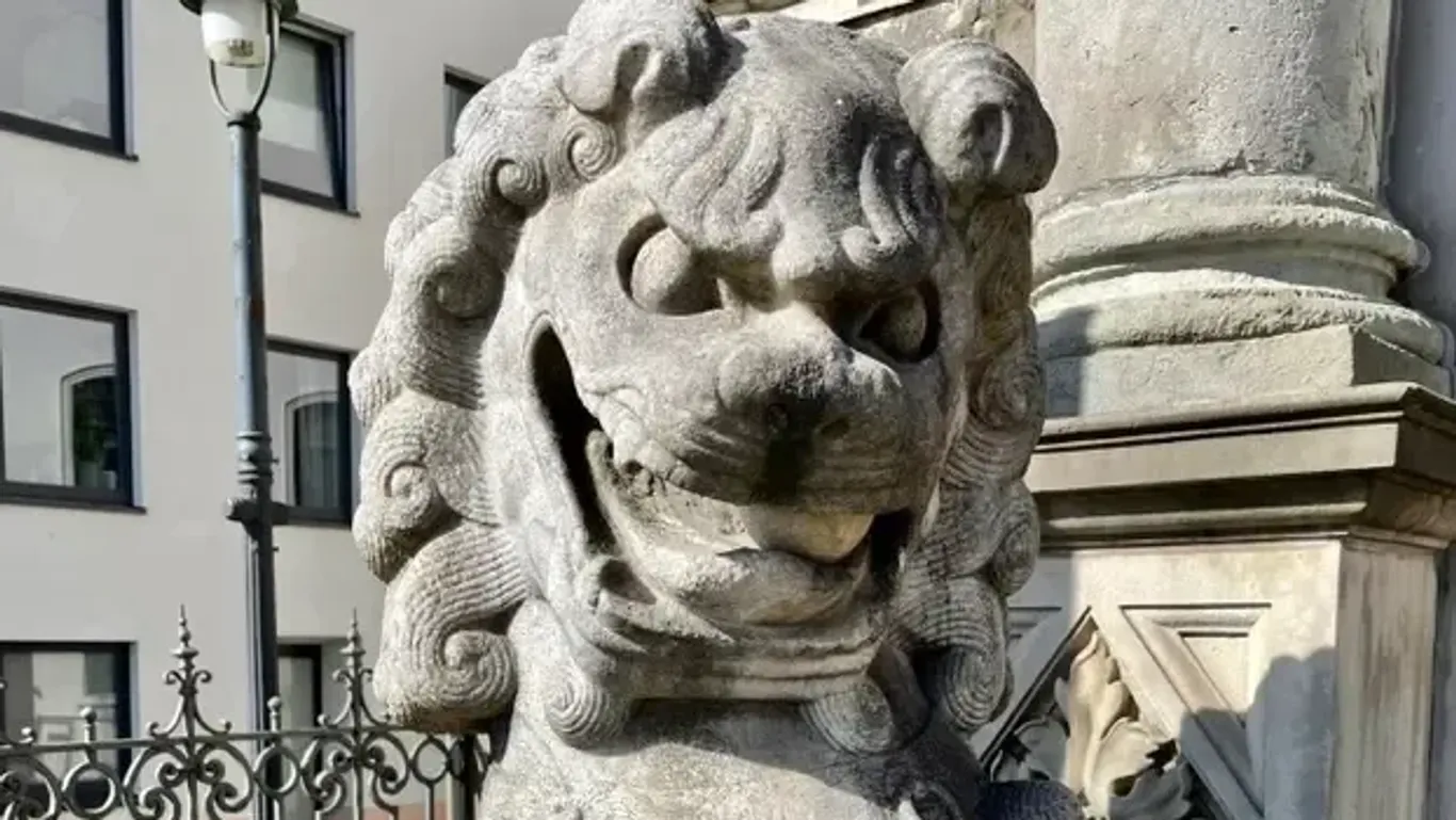 Ein Löwe wacht vor dem Haupteingang.
