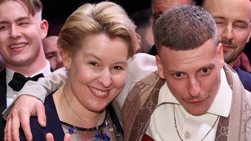 Felix Lobrecht und Franziska Giffey: Die Bürgermeisterin wurde Lobrechts unfreiwilliger Partygast.