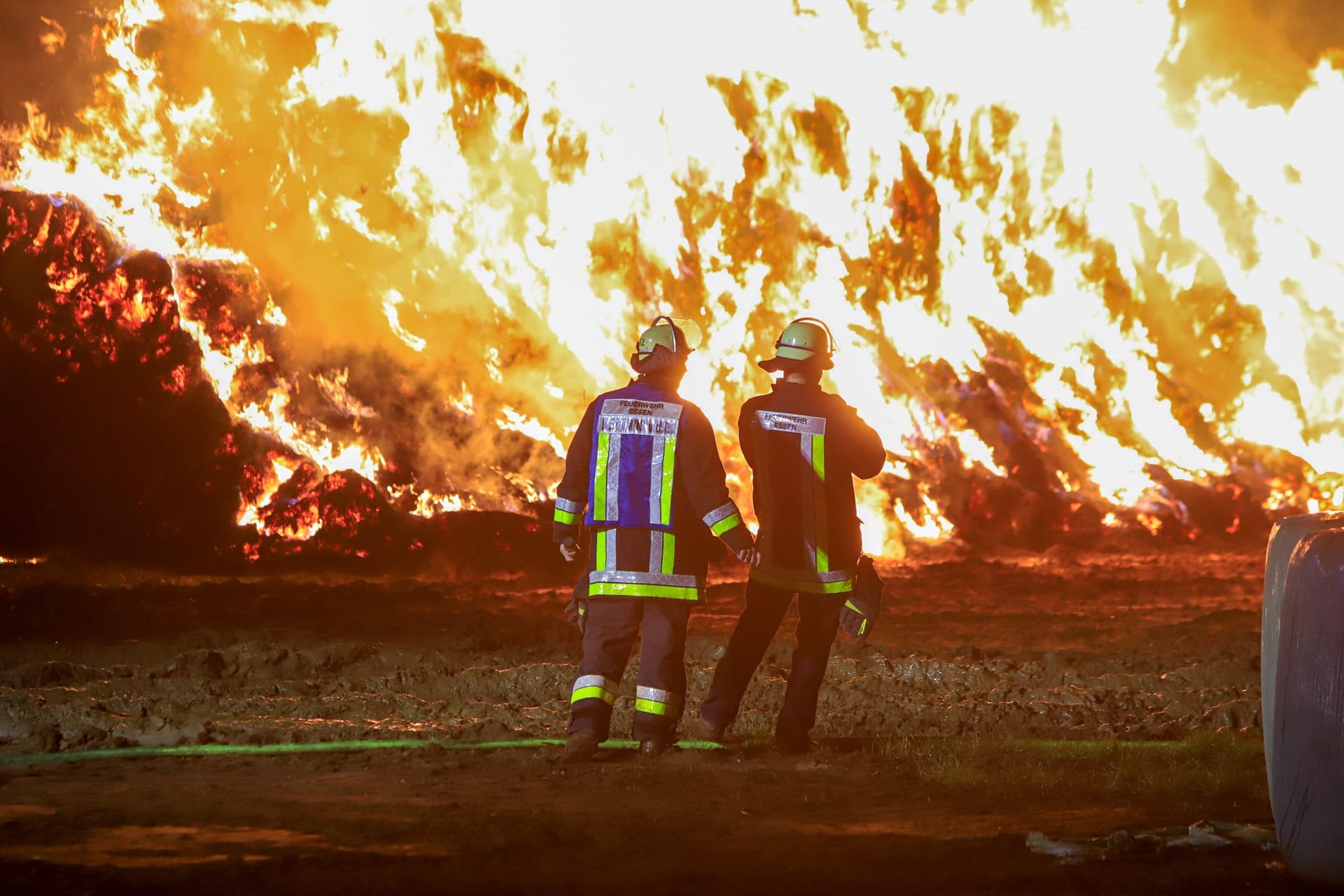 Großbrand in Essen: Die Einsatzkräfte mussten die Strohballen kontrolliert abbrennen lassen.