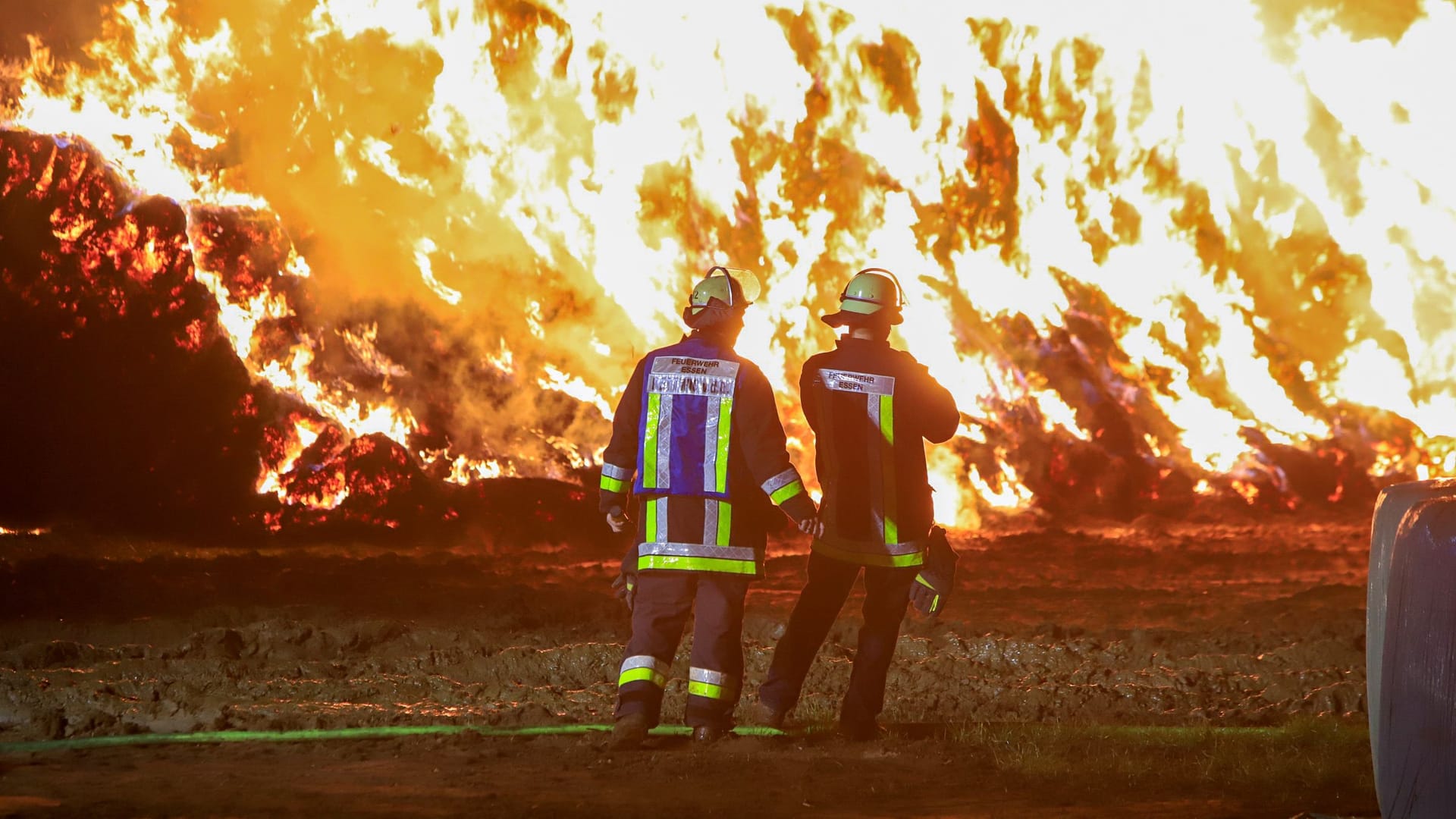 Großbrand in Essen: Die Einsatzkräfte mussten die Strohballen kontrolliert abbrennen lassen.