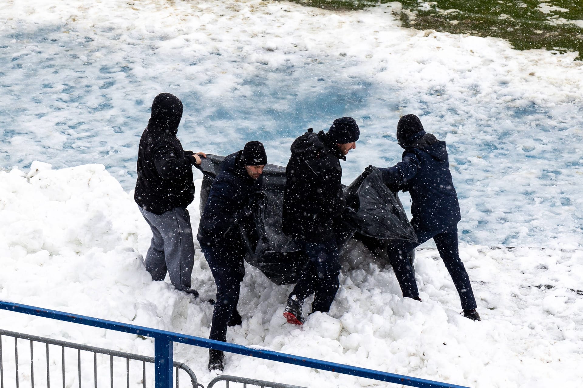 Fans räumen das Spielfeld im Stadion vor dem Fußballspiel der kroatischen ersten Liga.