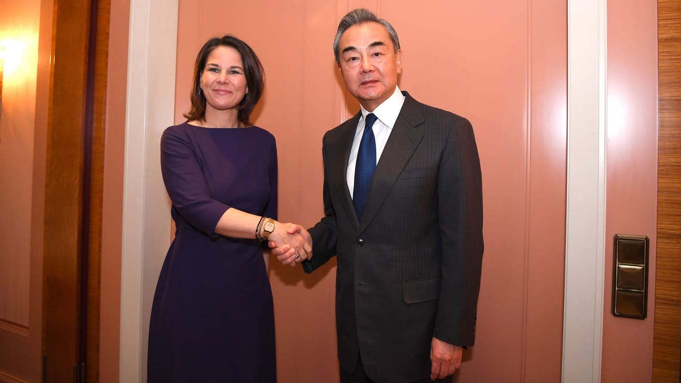 Vorsicht vor diesem Friedensangebot: Annalena Baerbock mit Chinas Wang Yi.
