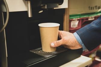 Kurze Kaffeepause: Verletzt sich ein Mitarbeiter während der Arbeitszeit auf dem Weg zum Kaffeeautomaten, gilt dies offiziell als Arbeitsunfall.