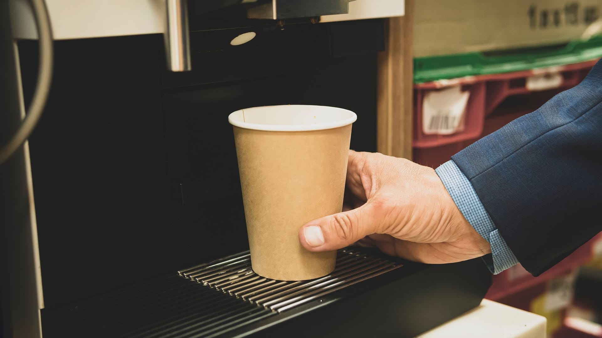 Kurze Kaffeepause: Verletzt sich ein Mitarbeiter während der Arbeitszeit auf dem Weg zum Kaffeeautomaten, gilt dies offiziell als Arbeitsunfall.