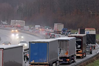 Lastwagen und Autos stauen sich auf der Autobahn A45 (Archiv): In NRW wurden im Jahr 2022 160.000 Staus gezählt.