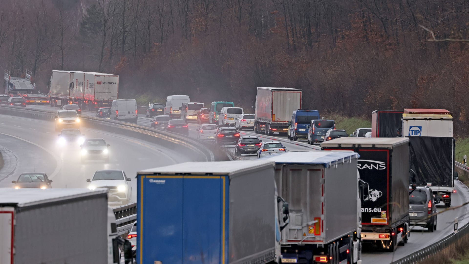 Lastwagen und Autos stauen sich auf der Autobahn A45 (Archiv): In NRW wurden im Jahr 2022 160.000 Staus gezählt.