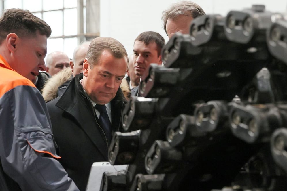 Dmitri Medwedew, stellvertretender Leiter des Sicherheitsrates, besucht ein Transportmaschinenwerk besucht: Wer will Tausende weitere Panzer bereitstellen.