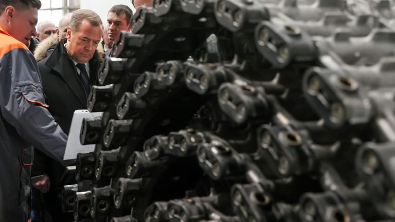 Dmitri Medwedew, stellvertretender Leiter des Sicherheitsrates, besucht ein Transportmaschinenwerk besucht: Wer will Tausende weitere Panzer bereitstellen.