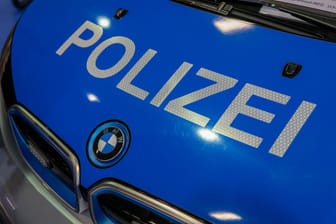 Ein Einsatzfahrzeug der Polizei (Symbolbild): Aktuell wird der Verkehr in Hannovers Westen erheblich behindert.