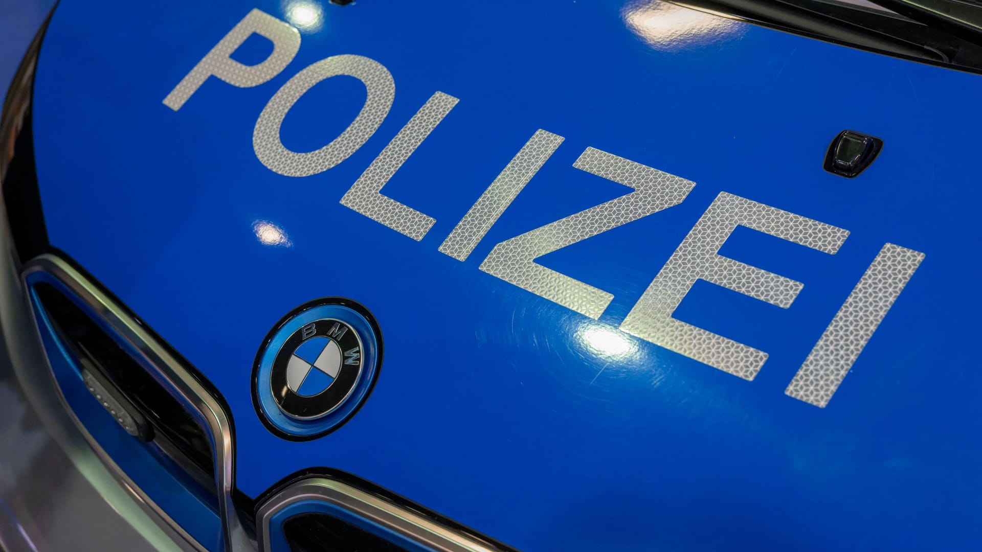 Ein Einsatzfahrzeug der Polizei (Symbolbild): Aktuell wird der Verkehr in Hannovers Westen erheblich behindert.