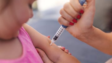 A mother injects her daughter with insulin.  Around 32,000 children and adolescents in Germany suffer from type 1 diabetes and are dependent on regular insulin administration.
