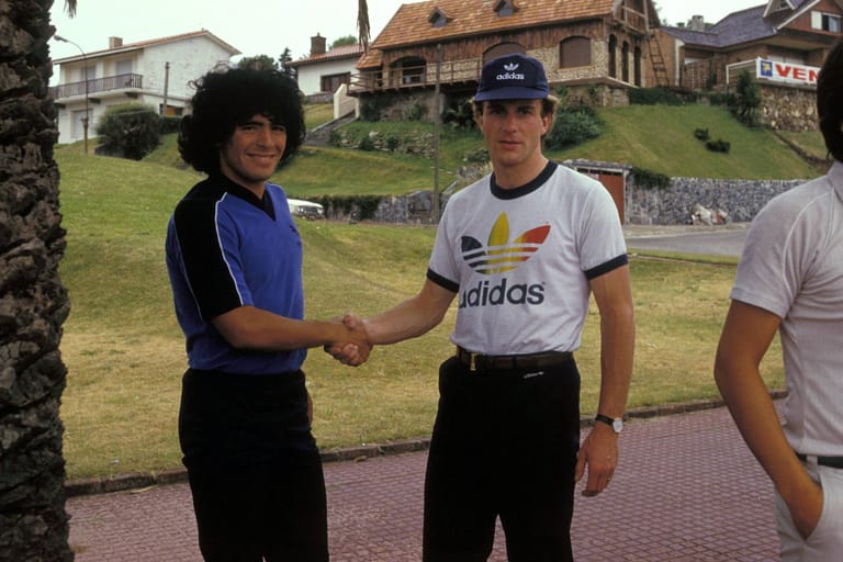 Weltstars unter sich: Rummenigge 1980 mit Diego Maradona. Beide zählen in den 80er Jahren zu den Topstars des Fußballs.