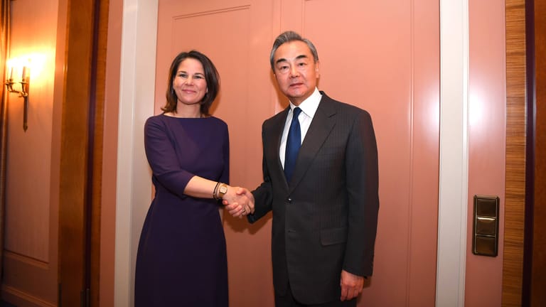 Münchner Sicherheitskonferenz: Wang Yi trifft die deutsche Außenministerin Annalena Baerbock.