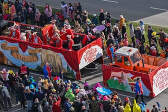 Teilnehmer bei einem Karnevalsumzug in Cottbus (Brandenburg) feiern auf einem Wagen (Symbolbild): In Rheinland-Pfalz wurde ein Mann von einem Karnevalswagen überrollt.