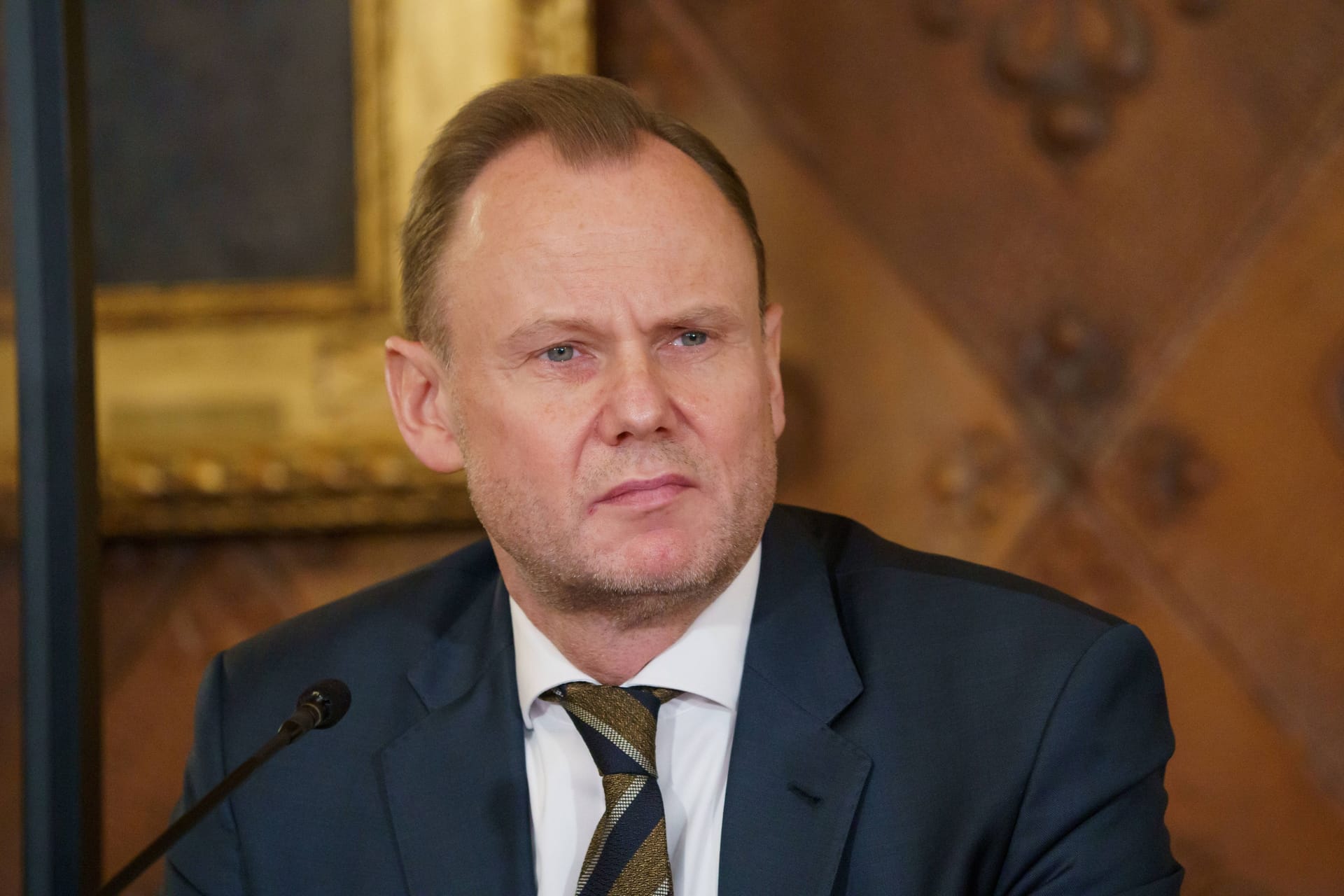 Andy Grote bei einer Pressekonferenz des Hamburger Senats: Der Innensenator will die Demo-Organisatoren im Blick behalten.