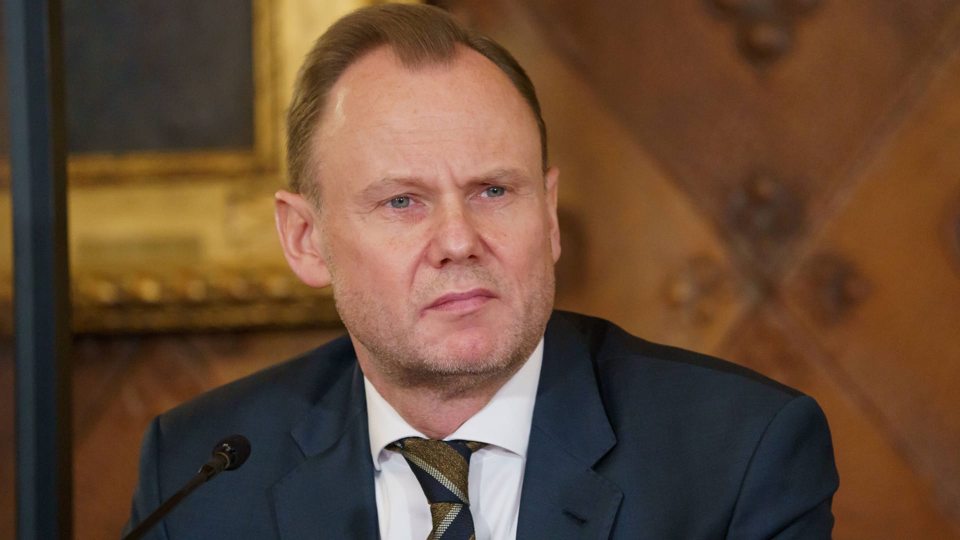 Andy Grote bei einer Pressekonferenz des Hamburger Senats: Der Innensenator will die Demo-Organisatoren im Blick behalten.