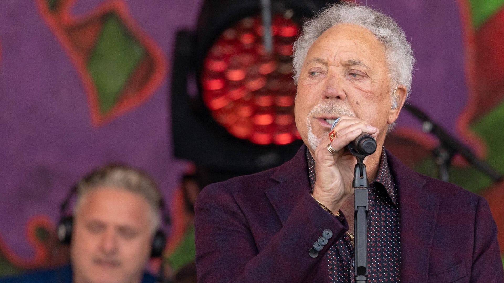 Tom Jones: Ein Song des Sängers sorgt für Kritik.