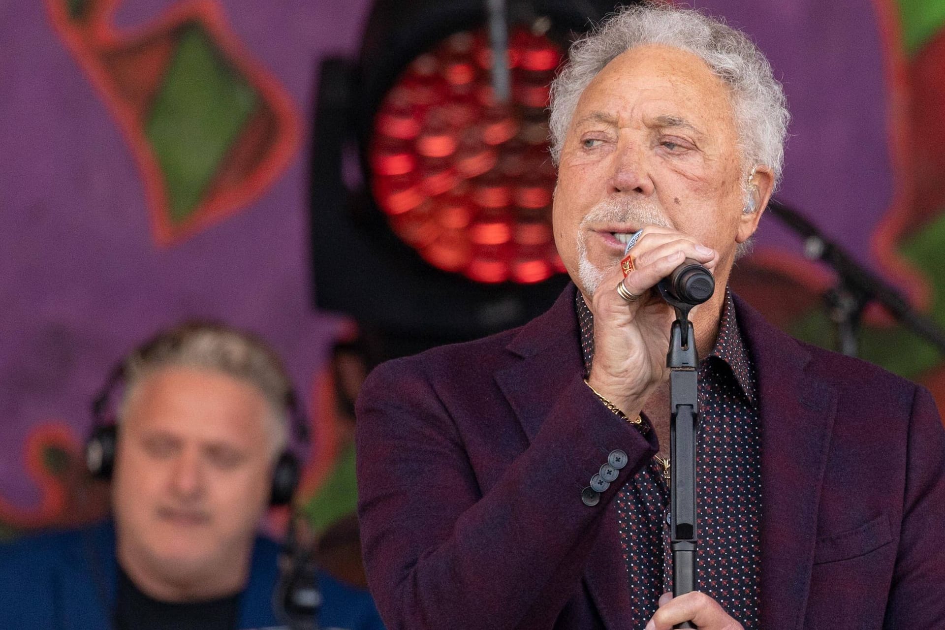 Tom Jones: Ein Song des Sängers sorgt für Kritik.