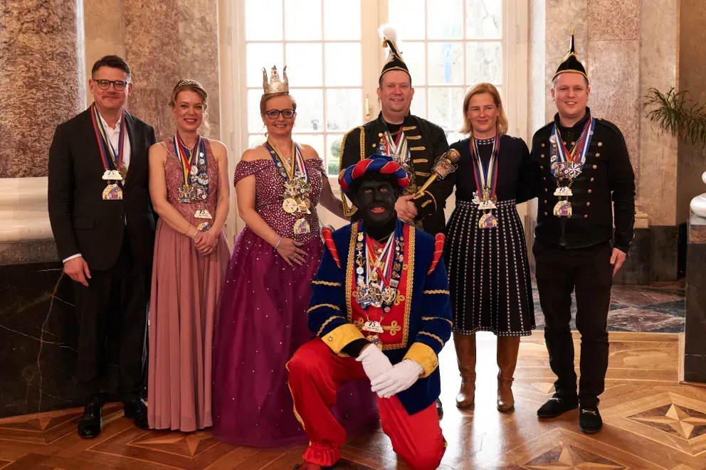 MP Boris Rhein (l.) und seine Frau (2. v. r.) mit Prinz Oli I. und Prinzessin Sabrina I. von Mörlau mit ihrem Hofstaat: Eine Verkleidung hatte für Aufruhr gesorgt.