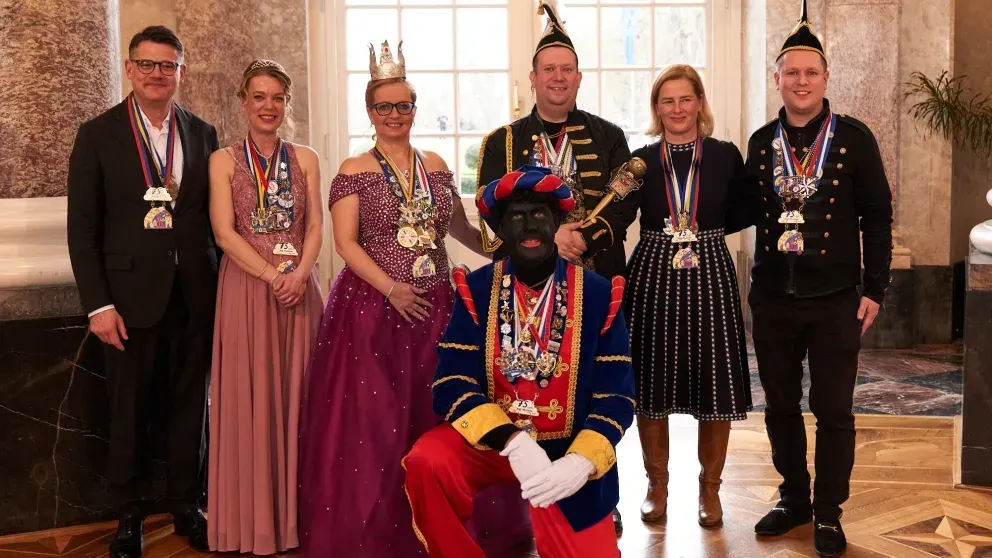 MP Boris Rhein (l.) und seine Frau (2. v. r.) mit Prinz Oli I. und Prinzessin Sabrina I. von Mörlau mit ihrem Hofstaat: Eine Verkleidung hatte für Aufruhr gesorgt.